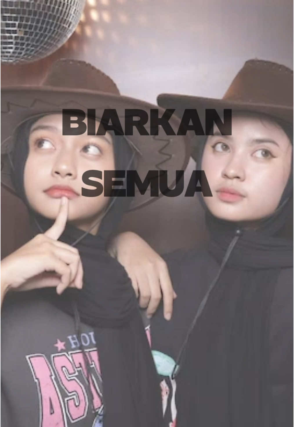siapa yang fomo trend topi koboy 🙋🏻‍♀️🤠 📍Daily Space Studio Galaxy #topikoboy #topikoboi #trend #photobooth #photoboothbekasi #photobox #photoboxbekasi #koboy #cowboy #studiophoto #studiophotobekasi #fotostudio #fotostudiobekasi #photostudio #photostudiobekasi 
