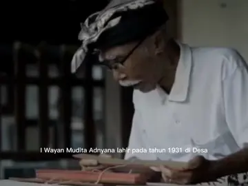 Maestro Sastrawan Bali, I Wayan Mudita Adnyana lahir 1931 di Desa Tenganan Pegringsingan Karangasem Bali, Ahli menulis lontar, kakawin puisi bali klasik, gambelan salonding dan seni pedalangan, beliau aktif dalam penulisan awig-awig Desa Adat, Prasasti dan Babad, beliau adalah tokoh pelestari budaya dan seni tradisional bali #lontarbali #tengananpegringsingan #tradisibali #budayabali #sastrawanbali #warisanleluhur #karuniasemesta #nusantaraistimewa 