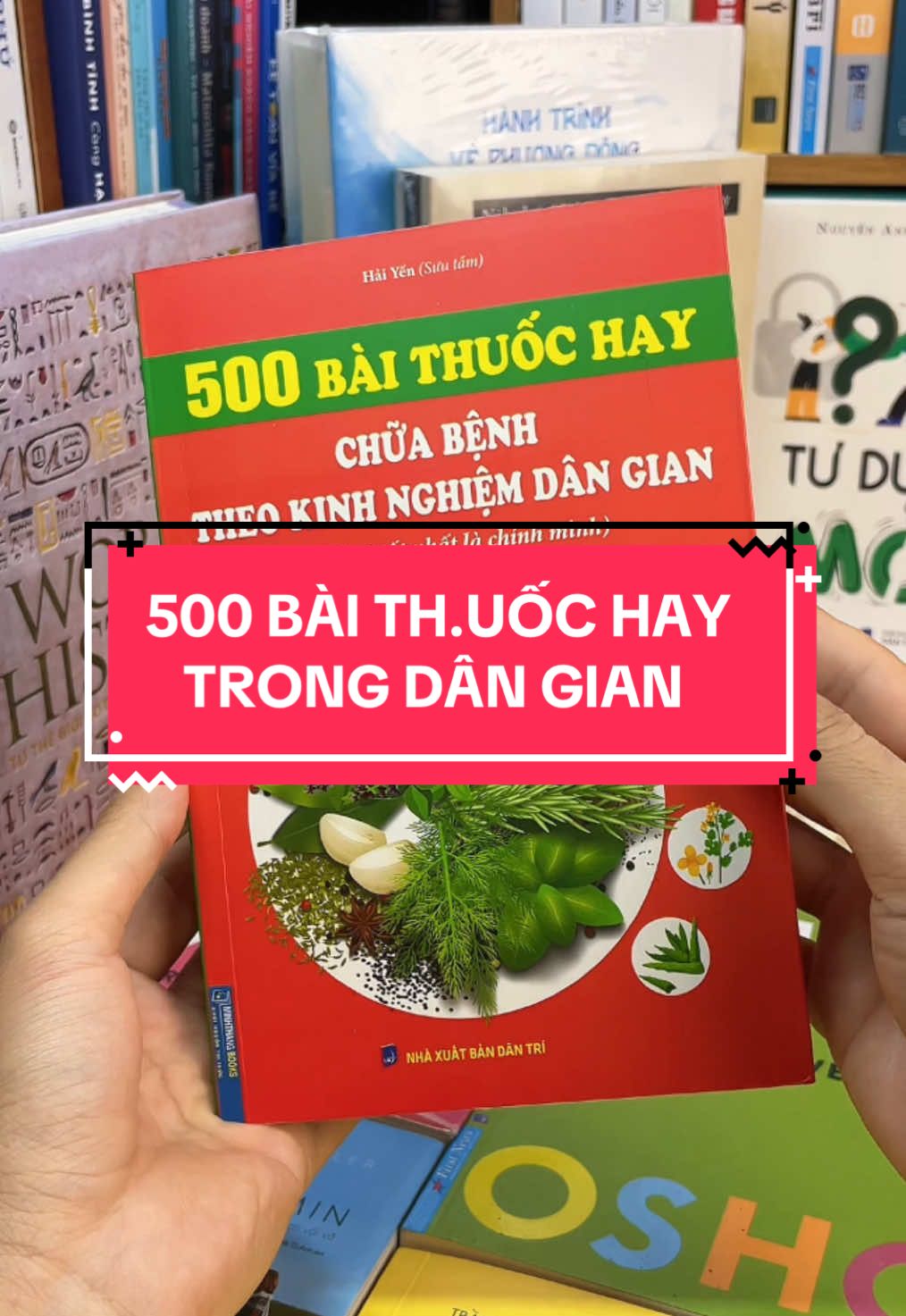 “500 Bài Thu.ốc Hay Chữa Bệnh Theo Kinh Nghiệm Dân Gian” là cuốn sách quý tổng hợp hàng trăm bài thu.ốc dân gian được lưu truyền từ nhiều đời, an toàn, dễ thực hiện và hiệu quả trong việc hỗ trợ điều trị các chứng bệnh thường gặp như cảm cúm, đau nhức, ho, rối loạn tiêu hóa, mất ngủ, xương khớp... Mỗi bài thu.ốc đều được trình bày rõ ràng, sử dụng nguyên liệu dễ kiếm trong vườn nhà như gừng, tỏi, lá lốt, rau má... giúp bạn chăm sóc sức khỏe cho cả gia đình theo cách tự nhiên và tiết kiệm.#tiemsachbinhyen #BookTok #sachhay #sách #reading #500baithuocchuabenh 