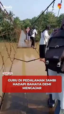 Empat guru perempuan di pedalaman Jambi nekat menyeberangi sungai dengan bergelantung pada sling jembatan rusak demi mengajar. Mereka mempertaruhkan nyawa setiap hari untuk mencapai sekolah. Aksi ini viral dan memicu keprihatinan. Meski jembatan mulai diperbaiki, kasus ini soroti sulitnya akses pendidikan di daerah terpencil. 📃: Kompas.com 🎥: Instagram manangsoebeti_story #fyppppppppppppppppppppppp #fypシ゚ #viral #viralvideo