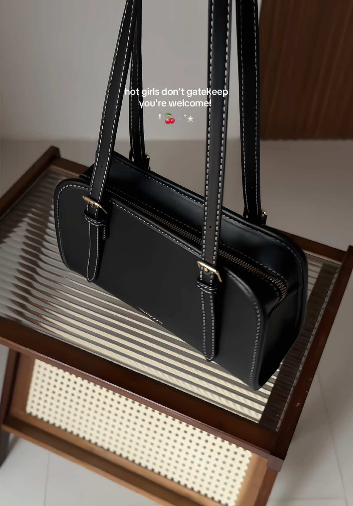 renee bag in black >>>> #mossdoom #shoulderbag #OOTD 