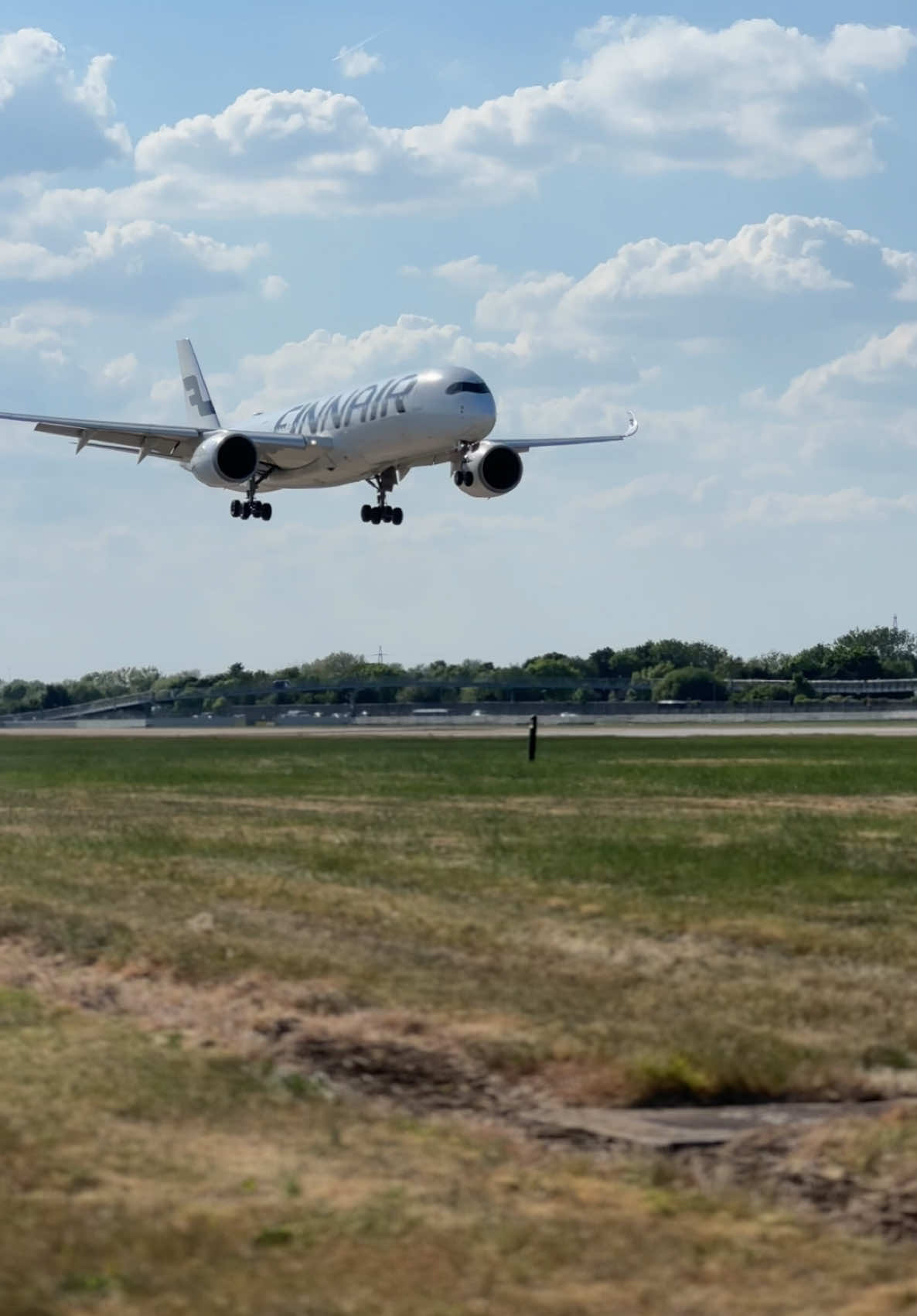 Finnair in the sun ☀️  #airbus #a350 #finnair #heathrow #aviation #landing #planelanding #aviationlovers #Runway #airport #avgeek #planespotting #a350_900  #boeing 