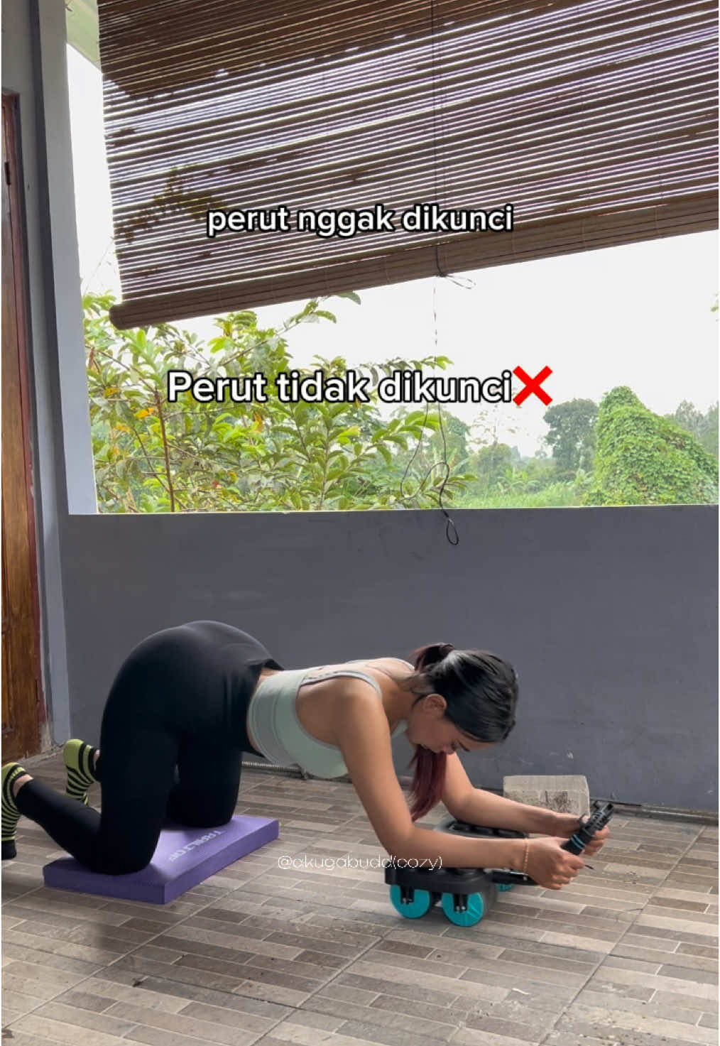 Hayo siapa yg sering ngelakuin gerakannya kaya gini? Pliss guys kalian harus benerin formnya biar ga salah target otot yg dilatih #abroller #homeworkout #fypシ #workoutmotivation #absworkout #fypdongggggggg 