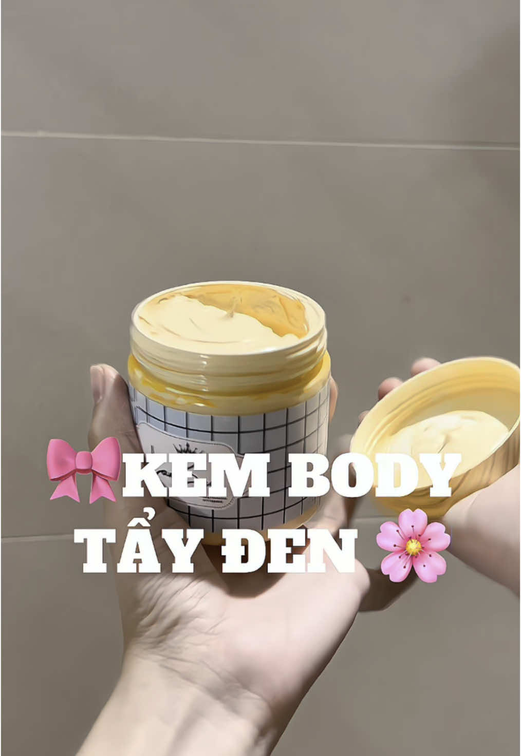 Kem body tẩy đen cao cấp - dành cho da đen ngâm chai lì bẩm sinh , da vàng , da có nhiều khuyết điểm . Dòng này thì có tẩy , mix lotion 377 niacinemide và retinol . Trắng mạnh , khử vàng da mạnh , da khoẻ dùng được , da mỏng yếu ko dùng #kemtron #kemtronlanbee #lanbeecream #kemtrontrangda #kembodytrangda #lamdep #datrangdangxinh #datrangdangxinh #kemtronlanbee #lanbeeyoung #xuhuong #viral #lamdep #datrang #lanbeekemtron #lanbeestore2 @Lan Bee Store 2 
