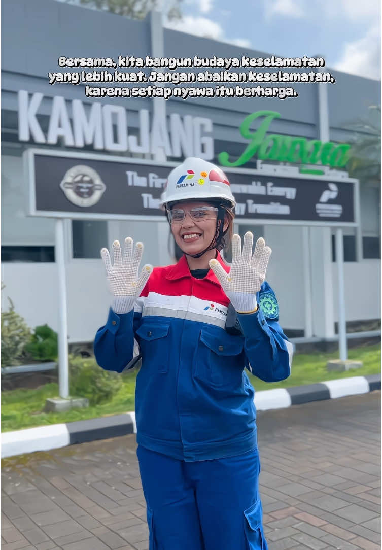Hi Geovers!! 🌏✨ ⛑️🚨 SELAMATKAN DIRIMU DENGAN MEMAKAI APD YANG BENAR 🚨⛑️ Hi Jawara!  Sudahkah Bapak/Ibu melindungi diri sendiri pada saat berada di lokasi operasional? Sadarilah bahwa semangat SAFETY DIMULAI DARI SAYA harus tumbuh dalam pribadi masing-masing, dan bisa dimulai dengan penggunaan APD yang baik.  Simak video berikut untuk menjaga budaya keselamatan kerja kita di PGE Area Kamojang. Jangan abaikan keselamatan, karena setiap nyawa itu berharga. Stay Safe! Follow dan ikuti @pge.kamojang untuk info menarik lainnya ya geovers!!! #HSSECampaign #energizinggreenfuture #pertaminageothermalenergy #pertaminageothermalenergyareakamojang #pgekamojang #kamojangjawara 