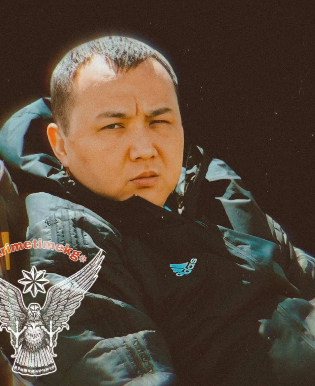 Адилет Касенов — известный криминальный авторитет в Кыргызстане, родился в 1983 году в городе Каракол Иссык-Кульской области. Он был активным членом организованной преступной группировки (ОПГ), возглавляемой Камчы Кольбаевым, и был известен как её “казначей”. В 2007 году Касенов был признан “криминальным губернатором” Иссык-Кульской области. Летом 2011 года он был задержан в Дубае вместе с Камчы Кольбаевым и Алманбетом Анапияевым, после чего экстрадирован в Бишкек. В мае 2023 года Касенов и его сообщники были задержаны ГКНБ по обвинению в незаконной перевозке и продаже потребительских товаров из Китая в Кыргызстан и другие страны СНГ. В сентябре он был переведён под домашний арест по состоянию здоровья после перенесённого инсульта. 16 июля 2024 года Первомайский районный суд Бишкека признал Касенова виновным по статьям “мошенничество” и “убийство”, приговорив его к 13 годам лишения свободы с конфискацией имущества. По словам политика Аймена Касенова, Адилет Касенов является его двоюродным братом. Он объяснил уход брата в преступный мир “идеологическим вакуумом”, отметив, что в 2000-х годах популярность криминальных авторитетов негативно повлияла на молодёжь. #криминальныеистории 
