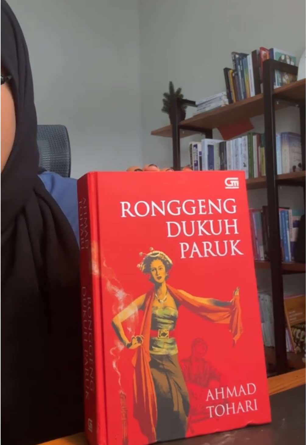 Replying to @kemarau kali ini yappingnya agak manjang yaa.. soalnya Ronggeng Dukuh Paruk emg bagus banget! tulisan Ahmad Tohari😭🤌🏼🤌🏼 #BookTok #booktokindonesia #literarytok #booktalk #bookreview 
