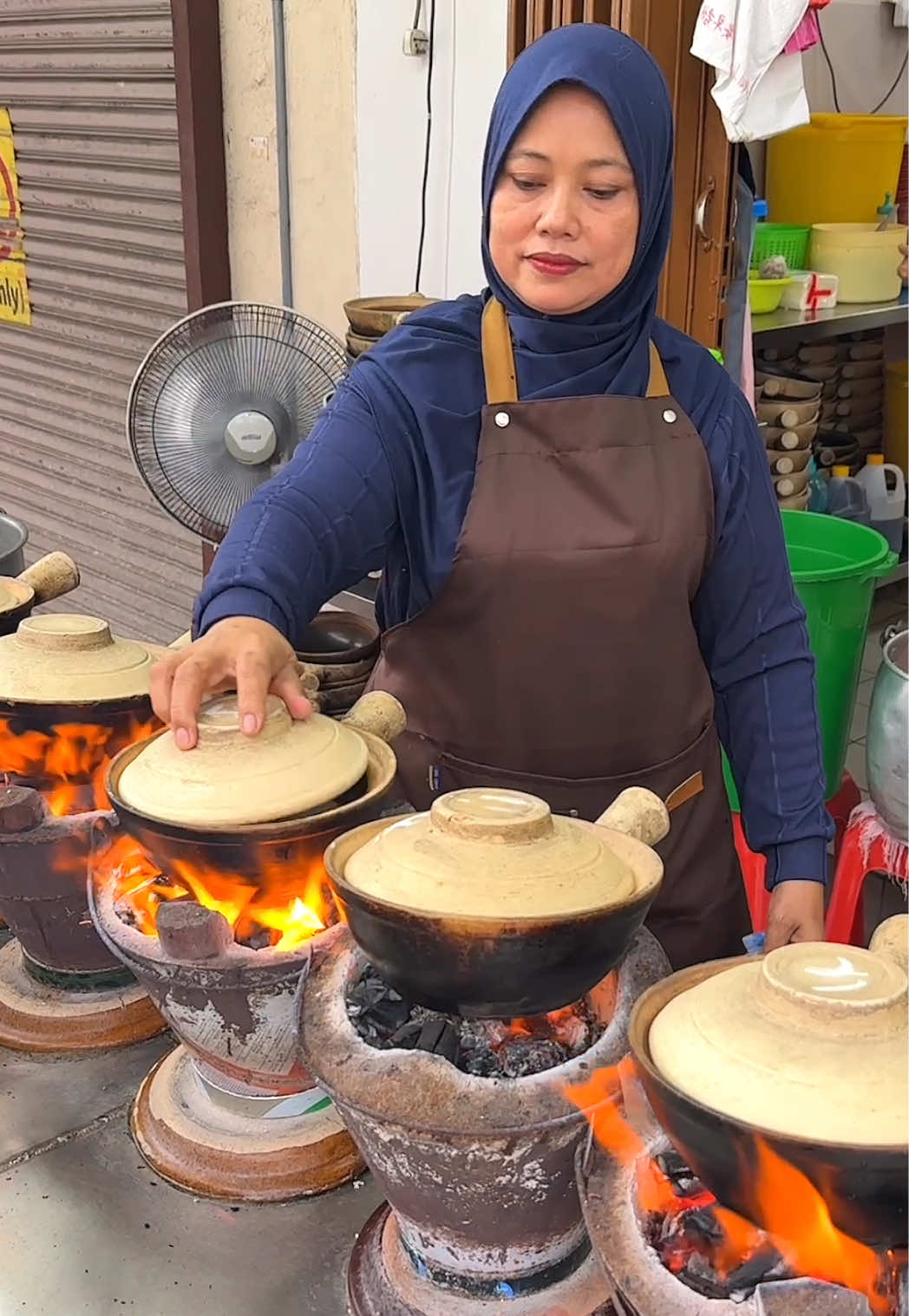 Malaysia’s Most Addictive Claypot Chicken Rice! 📍Restoran Ahmad Muzakin https://maps.app.goo.gl/ZzPy1H8bN2cxJJrw9 ⏰ 11 am open #chickenrice #MalaysianFood 