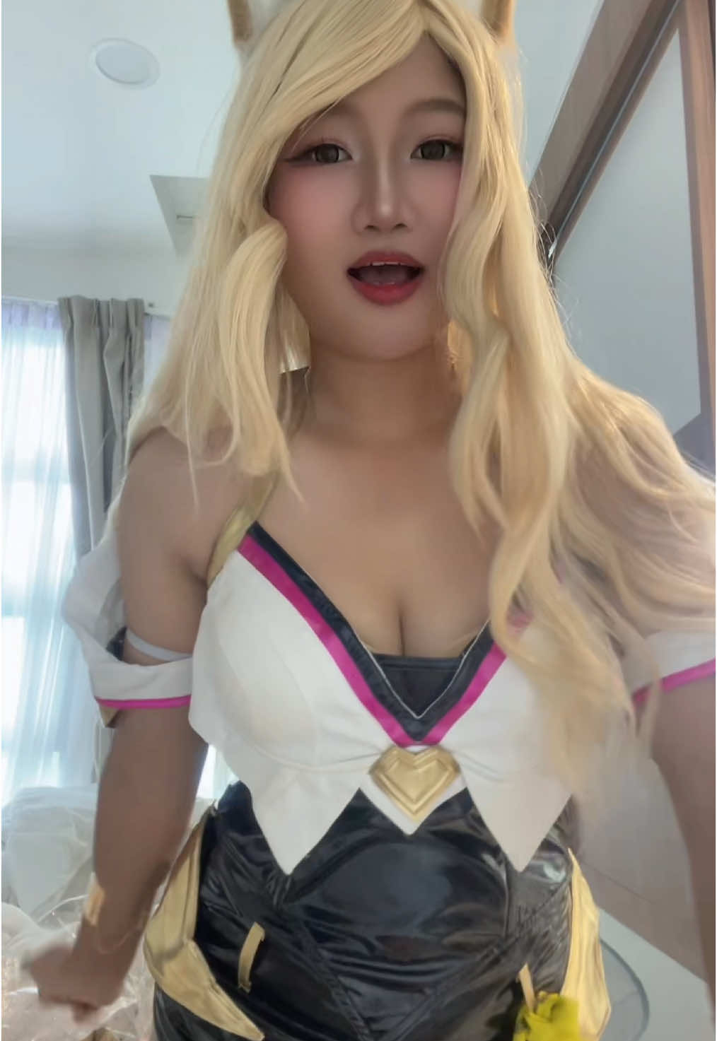 pls ignore the visible tan 🙂‍↕️🙂‍↕️  . . . . . tags: #fakebody #ahri #ahricosplay #ahrikda #leaugeoflegends #cosplay #gyaru #creatorsearchinsights #makeup 