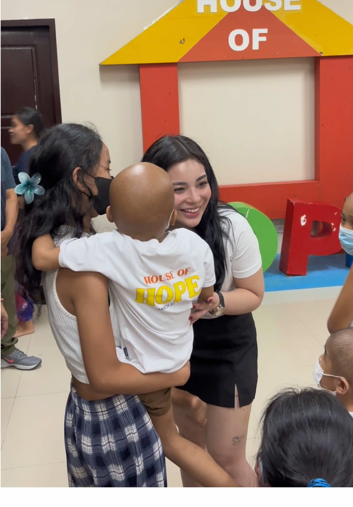 Sobrang ganda at buti ng kalooban❤️❤️ Thank you Miss Kitty Duterte @vee_duterte . We are forever grateful to your Father and to your Family. Yes, sana makauwi na si Tatay Digong. We miss him sobra, the kids Miss him🥺🥺 Para mo na rin kami dinala sa kanya dahil sa pagpunta mo  We know, hindi pa sapat ang pahinga mo dahil sa katatapos lang na eleksyon but you gave time to visit the kids of hope and share the blessings from your interview kay Angkol Chito Samontina .. Maraming-maraming salamat po #duterte #kittyduterte #Kidsofhope  House of Hope Foundation for Kids with Cancer, Inc. @Davao City