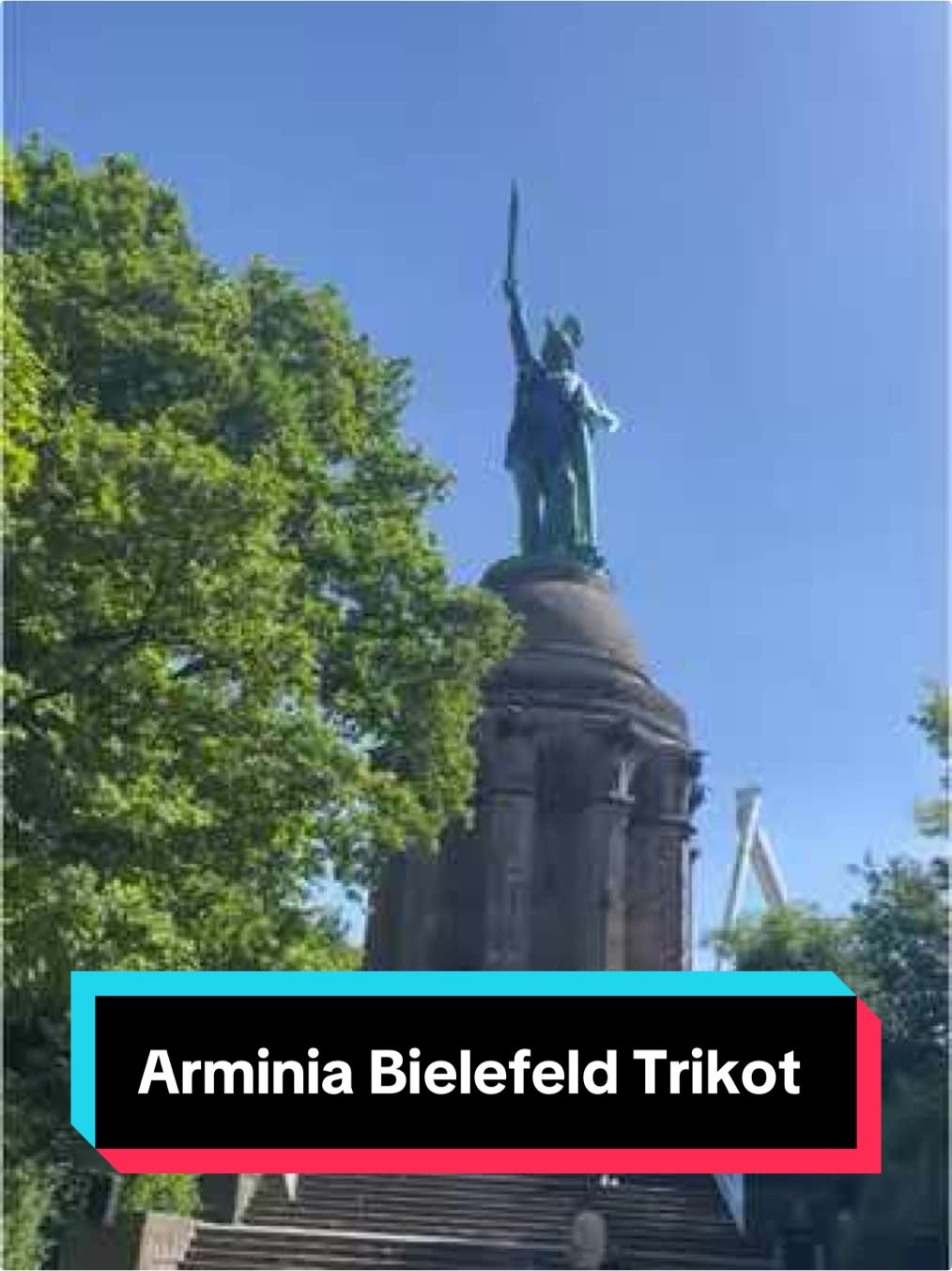 Das Hermannsdenkmal in #detmold trägt jetzt ein Xxxxxxxxl-Trikot von @arminiaofficial! Ein echtes Highlight – und das bleibt es auch: Bis Anfang Juni könnt ihr den Hermann im Arminia-Look bestaunen. #ArminiaBielefeld #Hermannsdenkmal #Ostwestfalen #Fußballliebe #Trikotaktion #schüco #radiolippe #wirliebenlippe