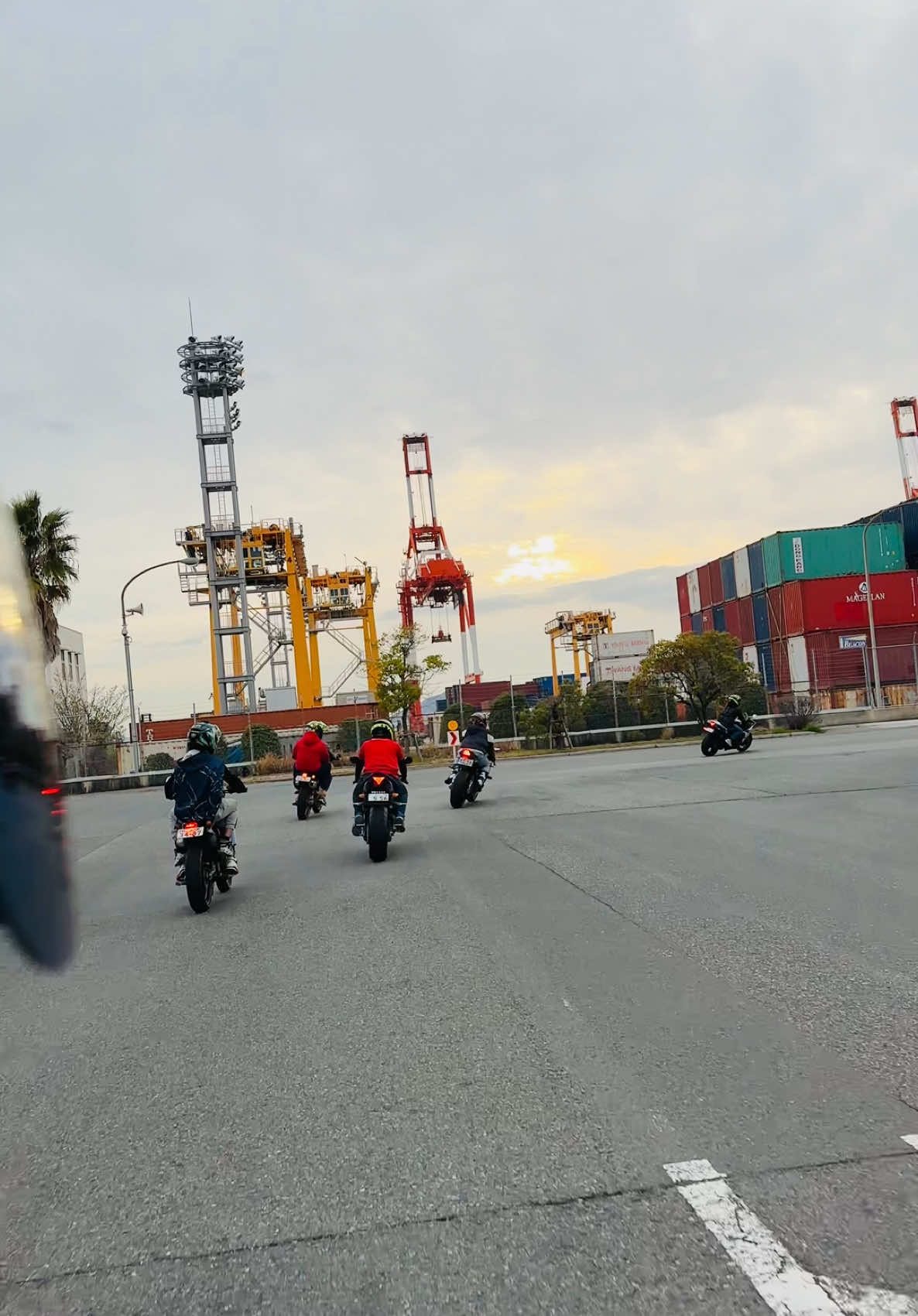 දන්සල් විතරයි තිබ්බෙ නැත්තෙ 😌❤️🇯🇵#wheneverwherever #yamahamt07 #s1000rr #yamahar1 #dtracker250 #viralvideo #スリランカ #followers #100kviews @KSR 
