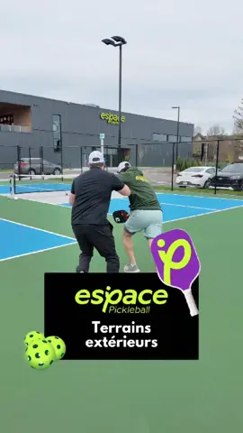 🎉 C’EST OFFICIEL : Vous pouvez réserver dès maintenant nos terrains extérieurs! ☀️🏓 La belle saison est enfin arrivée, et avec elle, le plaisir de jouer au pickleball sous le soleil! Que vous soyez du type compétitif ou détente entre amis, il n’y a rien comme une partie en plein air pour bien lancer l’été. 🔥 𝗔̀ 𝗻𝗲 𝗽𝗮𝘀 𝗺𝗮𝗻𝗾𝘂𝗲𝗿 : ✅ 4 terrains extérieurs accessibles. ✅ Terrasse-bar à l'intérieur pour relaxer après vos matchs. ✅ Réservations faciles en ligne à partir du 14 Mai pour la semaine du 21 Mai. 👉 Tag tes partenaires de jeu et viens tester les terrains pendant qu’il fait beau! 📍 Espace Pickleball – Là où l’été rime avec plaisir 🤩 #TerrainsExtérieurs #EspacePickleball #Summer #Sport #Quebec #CourtReserve #Maintenant