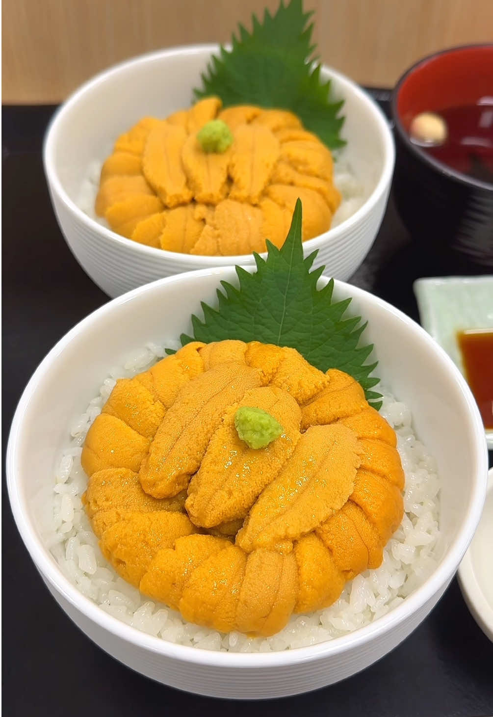 とろけるように濃厚な生ウニ丼が絶品！ 【うにむらかみ】 @新宿駅から徒歩4分 日本で唯一のウニ加工会社の直営店で、無添加ウニは一口食べると箸が止まらなくなる極上の逸品！ ウニに合うように開発された特製醤油を垂らしても最高で、5/21まで新宿高島屋11Fで開催する「大北海道展」で食べられます！（大北海道展は5/15〜5/28まで開催） 生ウニ丼は8030円 他にはウニとイクラのハーフ丼や、ウニいくらサーモンの3色丼や数種類のネタを盛り込んだ海鮮丼も販売されます！ 売り場で箱ウニやウニバター、ウニの醤油漬けなど幅広いラインナップのテイクアウト品も販売されています！ 5/15〜5/28まで新宿高島屋11Fで開催する大北海道展では色んな北海道グルメが集結するので気になる方は要チェックです！ ⏰10:30〜19:00 📍東京都渋谷区千駄ケ谷5丁目24-2 11階 #PR #東京グルメ #japanfood 