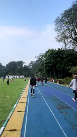 Sempur selalu ramai ya ,,,  Lari, cape, laper solusinya jajan 😀😅 #sempur #lapangsempur #bogor #bogorhits #bogorviral #fyp #fypage 