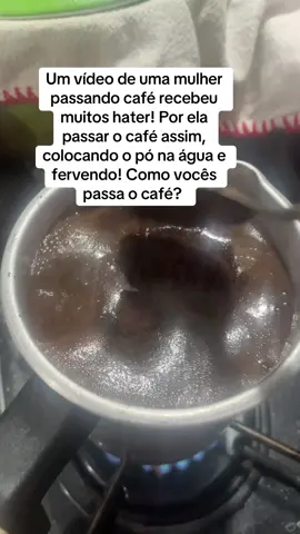 Como você passa o café? Dessa forma está correto ou não?  Deixe a sua opinião nos comentários.. #cafe #haters #fyp #foryoupage #crescernotiktok 