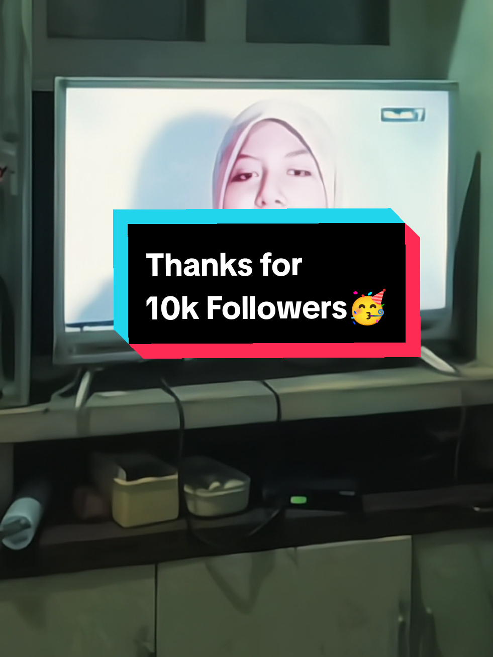 Alhamdulillah ga nyangka bisa nyampe 10k FOLLOWERS  🥺 Awal up konten bulan Desember 2024 sengaja buat akun tiktok baru biar ga connect sama temen2 karna awalnya malu🥺 Awal2 up Viewers ratusan itupun aku nontonin sendiri berkali kali, sama like maks 40 an🥺 Tapi aku ga berhenti ngonten karna banyak netizen yang support dan komen positif, banyak juga yang katanya terinspirasi 🥺🫂 komen-komen positif gini jadi moodbooster aku buat terus ngonten dan ga kerasa udah 10k ++ Followers. Makasii semua yang udah support dan memberikan doa baik, semoga doa baik dibalas juga dengan kebaikan yang akan datang dalam kehidupan kalian. Aamiin🥺❤🙏. Btw special thanks for @racing_horse_lovers  karna udah ngedokumentasiin aku pas masuk Trans7🥺❤🫂.  #fyp #foryou #foryoupage #4u #anakkost #karimadaniswari 