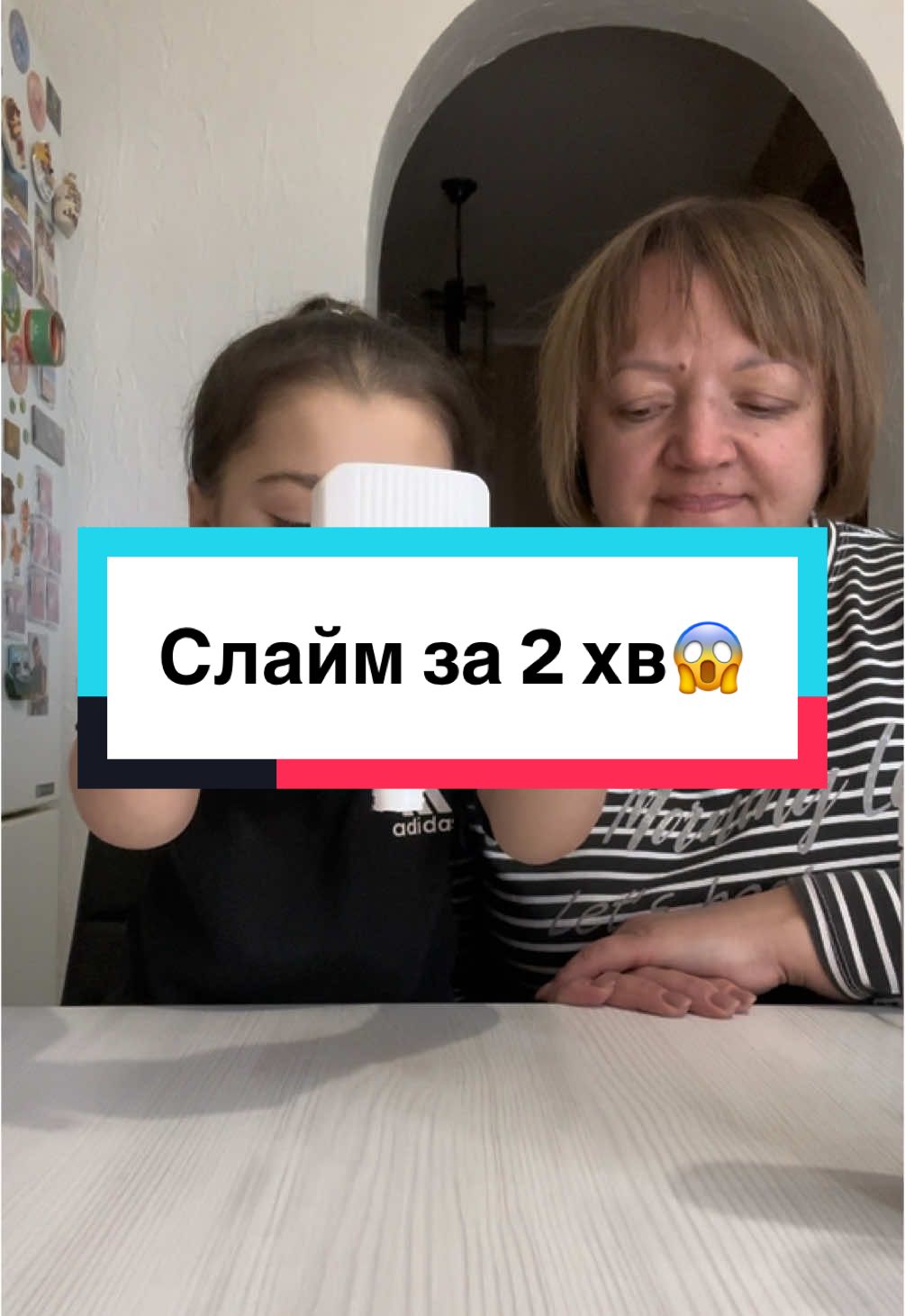 Слайм на столі😝#tinysunshine #рекомендации #хочуврек #мамаідоня #слайм #слаймнастоле #асмр #антистресс #маленькіручки❤️ #карлик #реки 