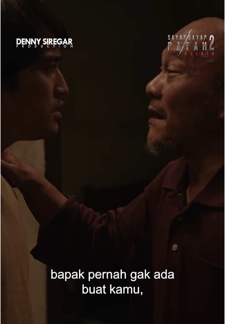 Kesepian Askar semakin jadi pas hadepan sama Leong, banyak ungkapan yang akhirnya keluar disana Bapak yang jadi sosok orang tua, anak yang tidak hanya butuh perhatian dan pantauan namun lebih dari itu 🥺 #sayapsayappatah #sayapsayappatah2 #TikTokTainment #rekomendasifilm #filmindonesia #fyp