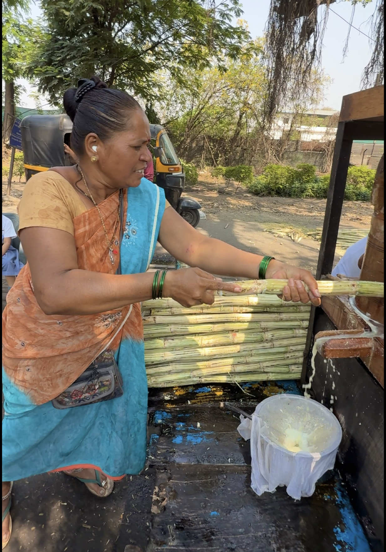 Indian Couple Sells Fresh Natural Juice 🔍 Business name  Sugarcane Juice  📍Address Pune, India 💵 Price  20 Rupee/$ 0.25 USD