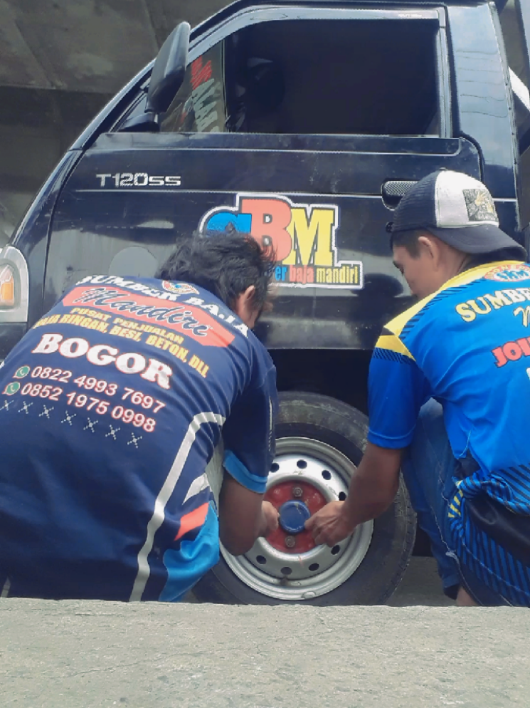 Nuhun mang pokonamah.. #capcut #tiktok #fyp #fyppppppppppppppppppppppp #fypシ゚ ##drivermuda #drivermudapunyacerita #driver #truckmania #truck #l #cantermania #satuaspal #xeniamodifikasi #truckcabe #avanza #romansasupirtruk #itiakpulangsanjo #tukangngekor #cctvtruckindonesia #kaostruck #cantermaniaindonesia #innova #trukmaniaindonesia #stutjack #seinkiricommunity #penarilintascommunity #travelpekanbaru #panthermania #cctv #rebecca #pesonaindonesia #travelpadang #pickupmodifikasi #truckoleng 