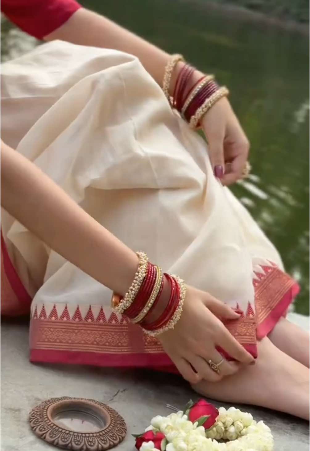 Nothing can beat sada saree lal par!! Am i right??? Saree from @তারিনা  Ornament’s from @Ornaments Caravan  #tiktok #reels #aesthetic #saree #bangladesh🇧🇩 #video #tiktok?bangladesh🇧🇩🇧🇩🇧🇩 #tamil 