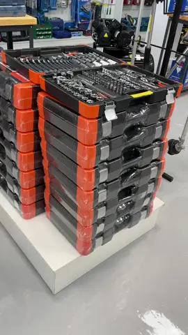 🔧 Tudo o que você precisa em um só lugar! O Jogo Oficina Master com 178 Peças da Gedore Robust é a escolha perfeita para quem busca qualidade, praticidade e durabilidade em um único kit. Ferramentas organizadas em uma maleta resistente, prontas para qualquer desafio. 💪 ✅ 178 peças de alta performance ✅ Ideal para oficinas, indústrias e manutenção em geral ✅ Maleta reforçada para transporte e organização ✅ Qualidade Gedore Robust 🔩 Ferramentas precisas, resistentes e com 12 meses de garantia Seja para uso profissional ou para quem gosta de estar sempre preparado, esse é o kit certo pra você! 📍 À venda na Ferramentas Curitiba 📌 R. Anne Frank, 3491 – Hauer, Curitiba–PR 📞 (41) 3010-1418 | 📱 WhatsApp: (41) 99192-1170 🌐 www.ferramentascuritiba.com.br #gedore #FerramentasProfissionais #FerramentasCuritiba #JogoDeFerramentas #OficinaMecânica #ManutençãoIndustrial #Curitiba #RampaDeAlinhamento #ferramentascuritiba #OficinaMecânica #AlinhamentoAutomotivo #equipamento #Curitiba #AutoCenter #ClienteSatisfeito #abastecimento #armazenamento #FerramentasCuritiba #Diesel12V #AutonomiaNoCampo #SoluçõesParaFrotas #Diesel #lavadora #LimpezaPesada #jacto #SoluçõesIndustriais