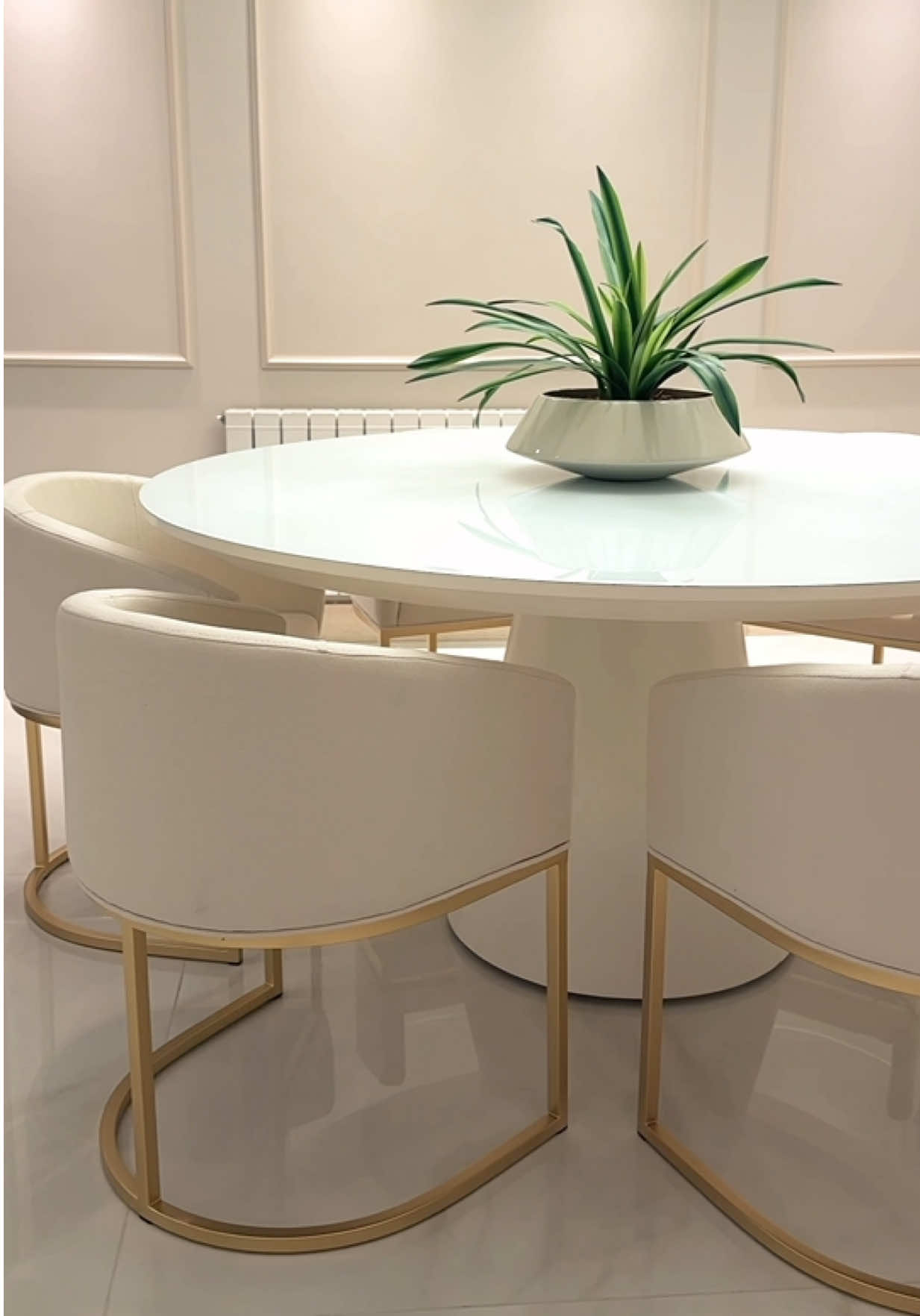 ▪️ Cada curva, cada costura, cada medida, foi pensado para entregar mais do que design — entregar sensação. Nossa cadeira Vogue estrutura em dourado matte e estofado areia, transforma um jantar em uma experiência estética e sensorial. Feita para ambientes que inspiram encontros, projetos que pedem exclusividade e para quem entende que o luxo mora nos detalhes. ✨ #designautoral #luxocontemporâneo #imoveisaltopadrao #interiorescomestilo #furniture #goldfurniture #luxury #luxuryfurnıture #designlovers 