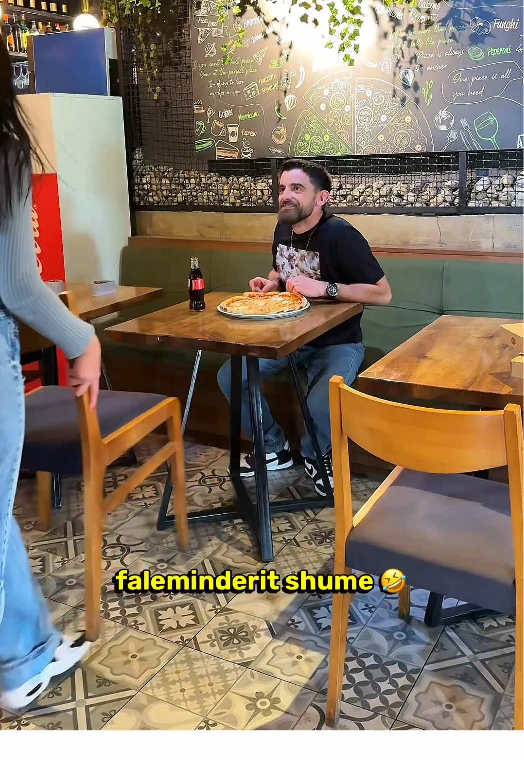 Tipi menoj qe po don me u ul qika 🤣 #pizzacrust #pizzacrustprishtina #prishtina #kosova #shqiperia #albania #pizza #tirana #hajgare #hajgareshqip #shqip #shqipe #funnyshqip #fypシ゚ #fypp #perty #fyp #pertyshqip #dhezipahiri #funny 