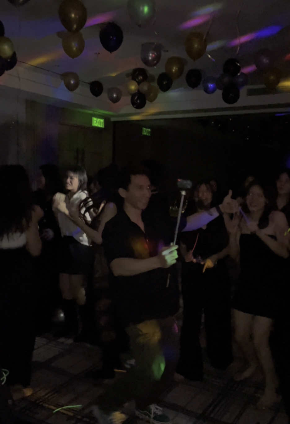 DJ nya punya kerjaan tambahan nih 😜 , dokumentasi keliling  Sewa DJ 🤝 #sewadj  #dj  #acaraulangtahun  #fyp  #sweetseventeenparty  #afterparty  #sweetseventeenparty  #afterparty  #birthdayparty  #dj_anggyfrandy  #jogetbareng  #moment  #momenseru  #privateparty  #dance  #eventjakarta  #fyyyyyyyyyyyp  #karaoke  #madudanracun 