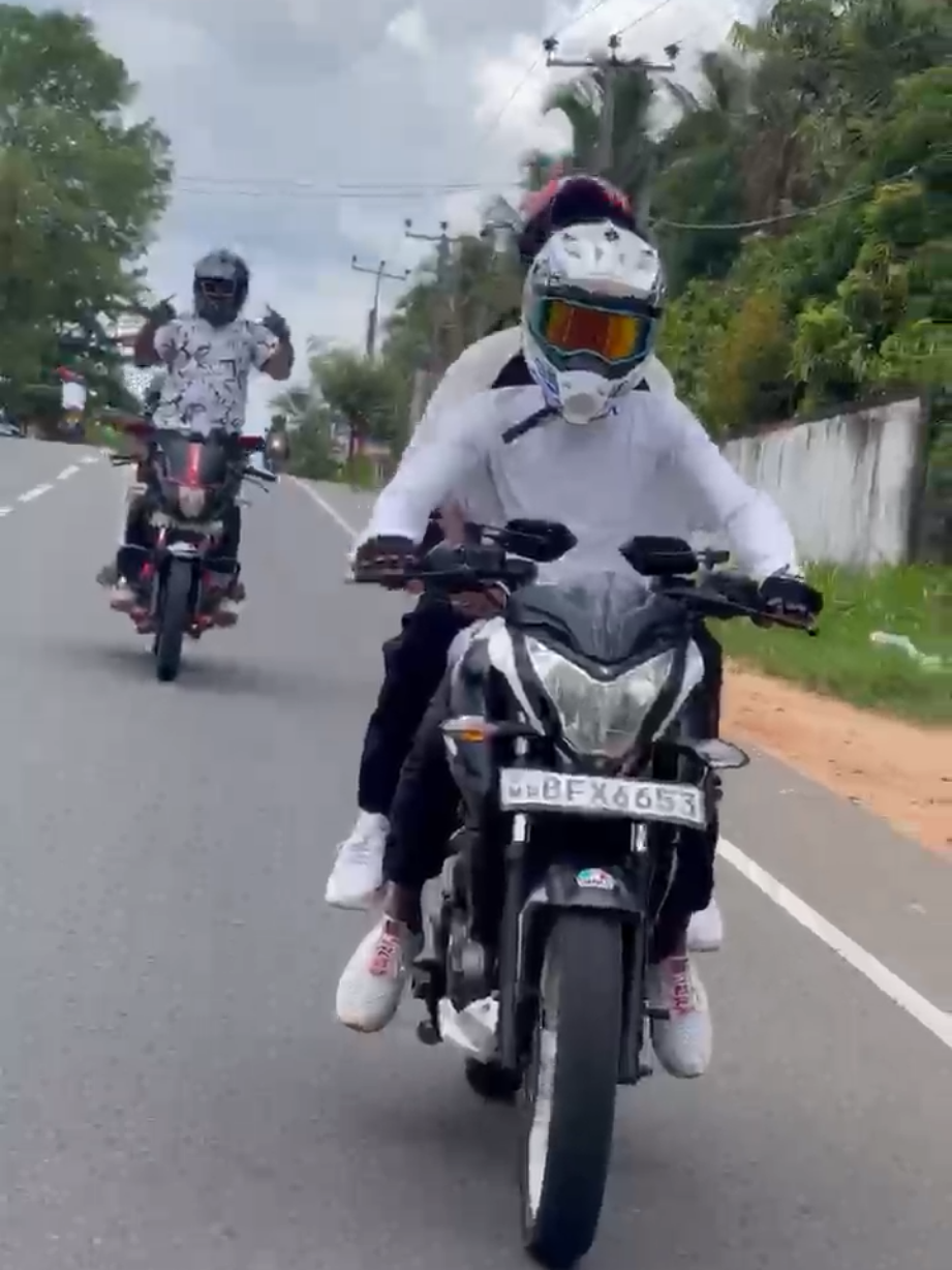 දන්සල් කන්න ගිහිම් කඩෙම් කාල ආපු මිනිස්සු බන් අපි😂✊🤍 #srilanka #foryou #viralvideo #foryoupage #onemillionaudition #foryoupage 