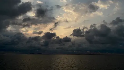 phải yêu em nhiều bao nhiêu..