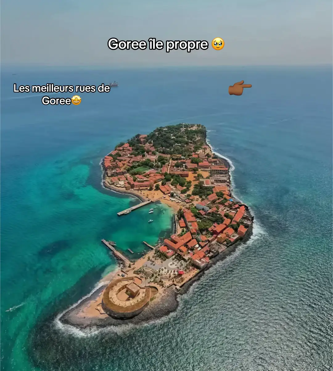 Île de Goree 🥰😍 L'ile de Gorée, située dans la baie de Dakar au Sénégal, est un site du patrimoine mondial de l'UNESCO. Elle est connue pour son rôle historique dans le commerce transatlantique des esclaves. Voici un résumé de son histoire et de son importance : - *Fondation et Colonisation* : Gorée a été découverte par les Portugais en 1444 et successivement occupée par les Hollandais, les Anglais et les Français. - *Commerce des Esclaves* : Entre le XVIle et le XIXe siècle, l'île a été un centre important de la traite négrière, bien que le nombre exact d'esclaves déportés soit contesté. - *Maison des Esclaves* : Ce bâtiment emblématique, bien que son rôle historique soit discuté, est un lieu de mémoire et de recueillement. - *Patrimoine Mondial*: En 1978, l'île a été inscrite sur la liste du patrimoine mondial de l'UNESCO pour son importance historique et culturelle. - *Tourisme et Culture* : Aujourd'hui, Gorée est une destination touristique prisée, avec des musées, des marchés et une ambiance historique. Gorée reste un symbole poignant de l'histoire de la traite négrière et un lieu de mémoire important.