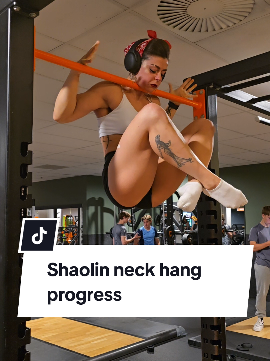 Shaolin neck hold progress 💪 The progress is slow but defenitely there, I can now let go with most of my hands and hold it for a little bit 😍 Nowhere near where I want it to be but patience is a virtue  . #gymprogress #gymgirl #shaolinneckhang #calisthenics #calisthenicsgirl #calisthenicsprogress #shaolinkungfu #pushboundaries #pullups 