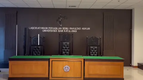 Bukan cuma di drama, di persidangan pun ada aturannya! Yuk, belajar tata tertib sidang bareng kami!⚖️ ini gebrakan dari kelompok 1 lagi nci @Queency Gloria @Fakultas Hukum Unsrat Manado @soal_unsrat #CapCut #pengadilan #foryou #hukum #persidangan #HukumItuSeru #BelajarHukum #foryoupage #fhunsrat #edukasihukum #fyp  #4u 