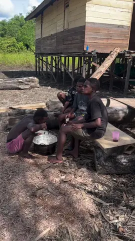 Jangan buang buang nasi ya🙏🙏disini 1 biji nasi sangat berharga 🥹🥹 #papua #orangbaik #bangpos #papuapedalaman #papuapedalaman #anakpapua #satgaspapua #perbatasanpapuanugini 
