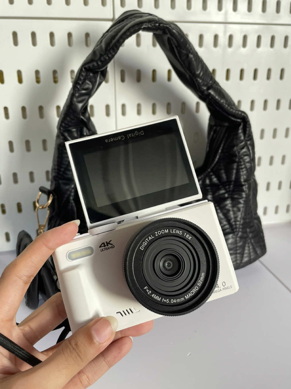 This digicam is giving a vintage vibes 🍂🤎 #vetek8 #camera #digicam #photography #memories #vetek8camera #white #photos #captured 
