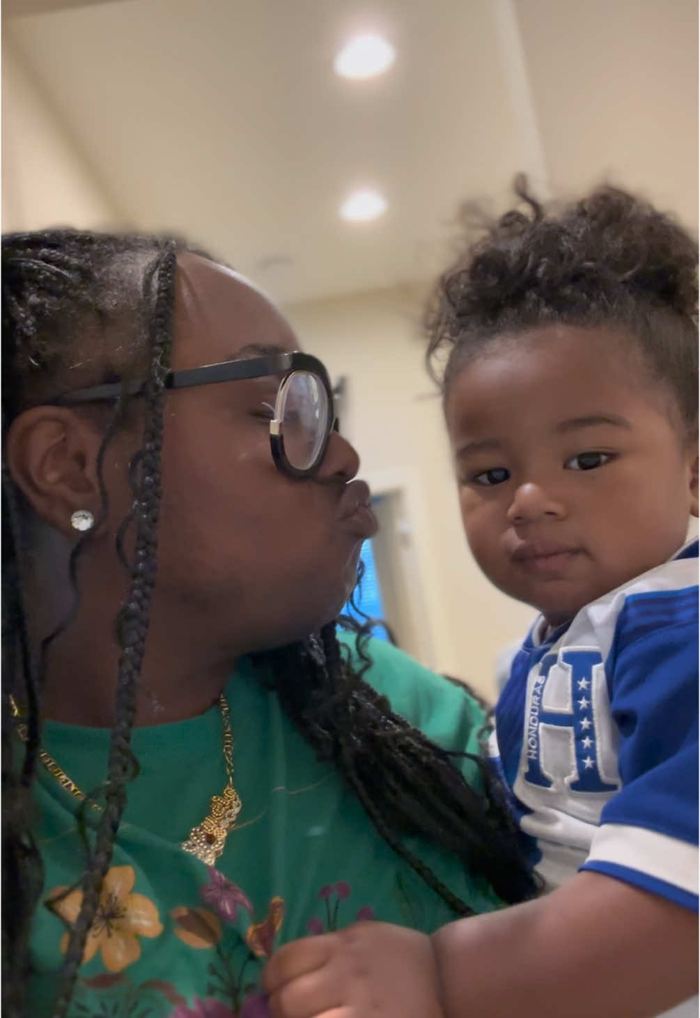 Toddlers love to act like they don’t have peripheral vision, they know they be seeing us! 😭 good morning besties! #MomsofTikTok #boymom #toddlermom #hondurangirl #garifuna 
