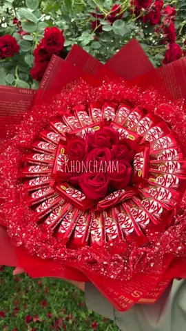 Qızılgüllər arasında parlayan qıpqırmızı buketimiz❤️🌹 #buket #kitkat #kitkatbuketi #şokolad #şokoladbuketi #hədiyyə 