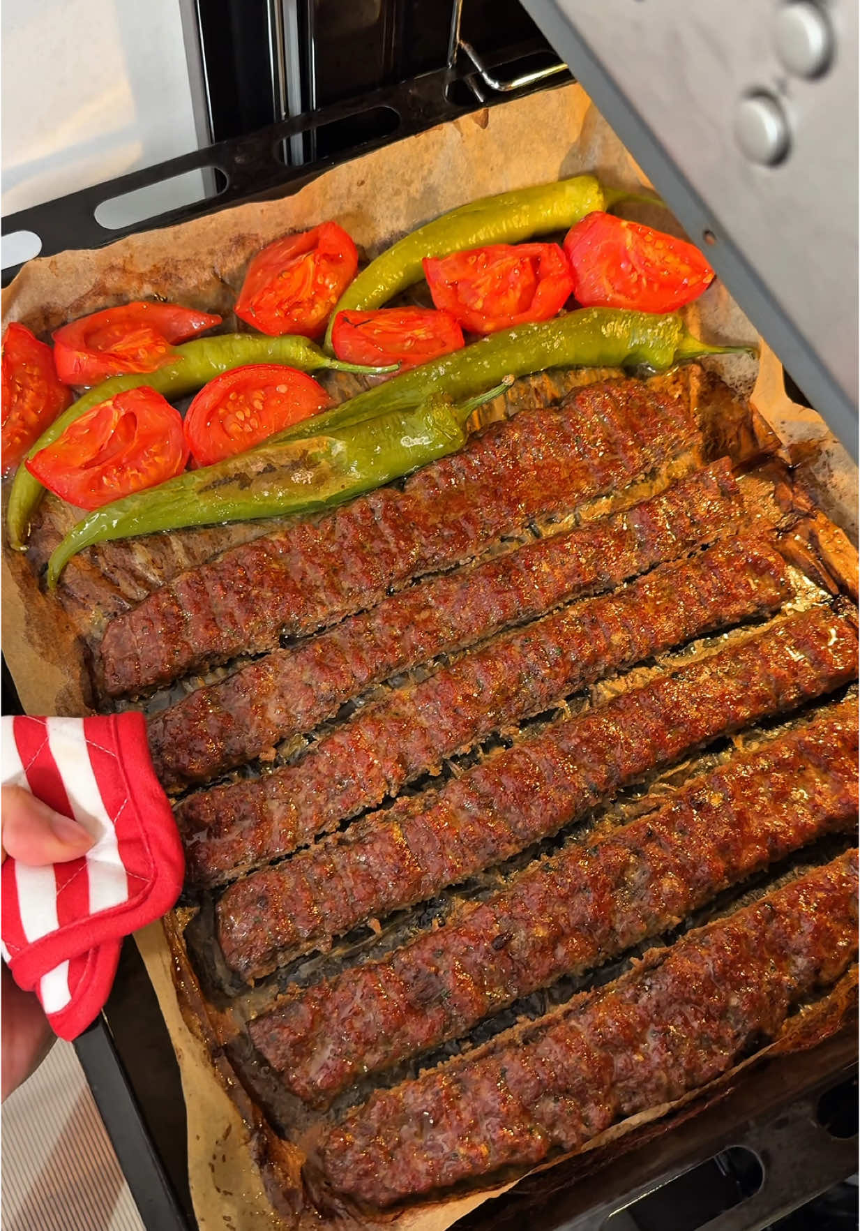 Kebap | English ⬇️  Fırında kebap yapmayı pek tercih etmem ama bu kebaptan sürekli karşıma çıktığı için bir denemek istedim. Sonuç çok pratik ve lezzetli 🤌🏼 Malzemeler  500gram yağlı kıyma  1 tutam maydonoz 1 iri soğan (rendele ve suyunu süz)  Tuz Karabiber Toz biber  Kimyon  Yanına soğan salatası ve sebzeler közledim.  * Kıyma, soğan, maydonoz ve baharatları çok yoğurmadan karıştırıp, tepsiye aldım. 1 parmak kalınlığında yayıp, 2 parmak kalınlığında 6 eşit parçaya ayırdım. İyice ayırın yoksa birbirine yapışır.  * Önceden ısıtılmış alt üst ayarda 200 derecede 20-25 dk da hepsi birlikte oluyor. Hızlı kızarsın diye üstten 2. Kata koydum. Afiyet olsun 🤌🏼 ⬇️ Ingredients  500gr minced meat (fatty)  1 pinch of parsley 1 large onion (grate and drain)  Salt Black Pepper Pepper powder  Cumin  I served it with onion salad and roasted vegetables.  * I mixed the minced meat, onion, parsley and spices without kneading it too much and put it on the tray. I spread it 1 finger thick and divided it into 6 equal pieces 2 fingers thick. Separate it well or it will stick together.  * Preheated at 200 degrees on the preheated lower and upper setting, it all comes together in 20-25 minutes. I put it on the 2nd layer from the top so that it would fry fast. Bon appetit 🤌🏼 #kebab #kebap #busezeynep 