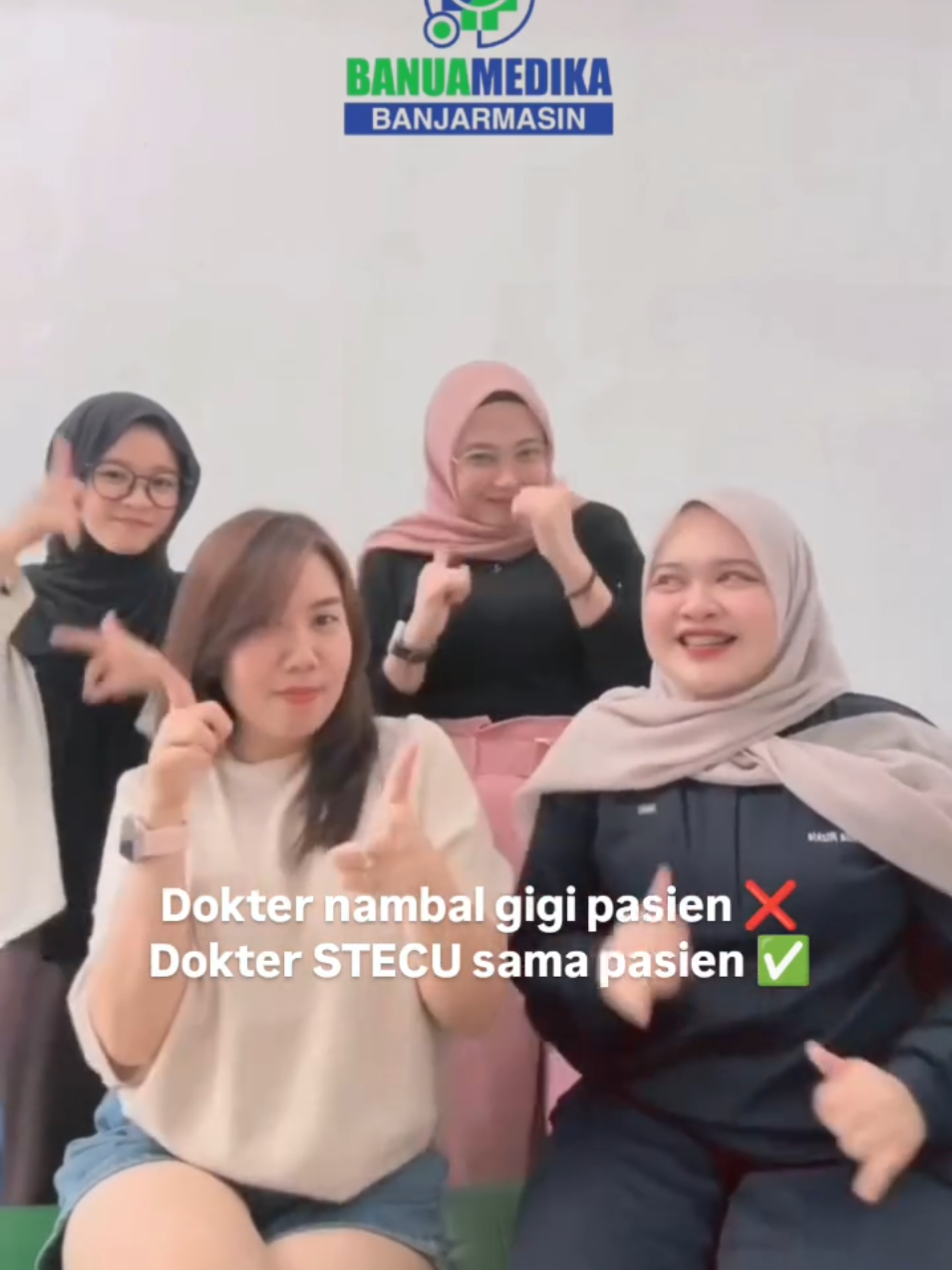2025 masih tambal gigi????? . Sekarang zamannya: 💃 Dokter STECU bareng pasien cantik 😎 . 📍 drg. Dinda Rizkia, pro tambal pro juga stecu @rizkia.drg  . ❌ Konsultasi medis ✅ Stecu TikTok . Hati-hati… Pasien yang ke Banmed Dental bisa-bisa pulang bukan cuma giginya kinclong, tapi masuk FYP juga 🤭 . 📣 Cek up gigi gratis masih jalan yaa… tapi siapa tau pulang-pulang hafal gerakan STECU 😜 . #DokterGigiAtauDancer #BanmedDental #SenyumBahagiaTanpaDrama #FYP #STECUChallenge #TikTokKlinik #GigiRapiGayaHappy