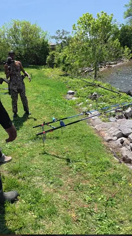 Using automatic fishing rod holders to catch fish 