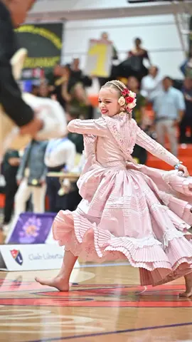 🎀 Valentina Kuduk – Categoría Single Dama Infante Pequeña en tamaño, ¡gigante en talento! 👧💥 Valentina nos regaló una marinera llena de ternura y fuerza en el Selectivo Mundial New Jersey 2025. #InfanteConActitud #NewJersey2025 #MarineraYPunto