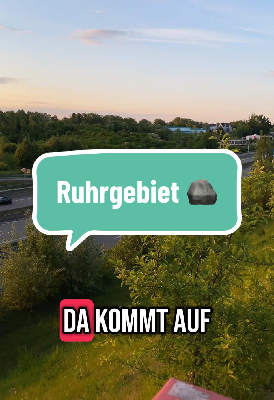 Romantisches Abendessen im Ruhrgebiet? Ab geht’s mit Campingstühlen auf die Aussichtsplattform Materne Blick an der A40! #ruhrpott #ruhrpottlife #a40 #aussichtsplattforma40 #materneblick #bochum #industrieromantik 