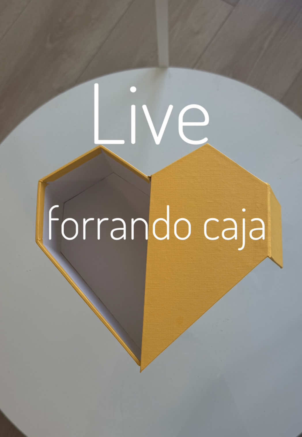 Estaré haciendo lives semanales: respondiendo dudas, forrando nuevos modelos y compartiendo tips de cartonaje. Sígueme si este mundo te encanta y quieres aprender más. #cajasorpresa #cartonaje 