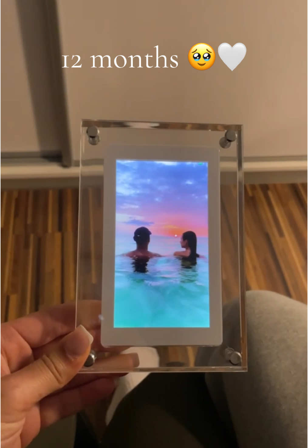 This is the cutest gift ever omg?!!😭🤍 #heymemos #giftforher #couplesgoal #anniversarygift #videoframe #couplegoals 