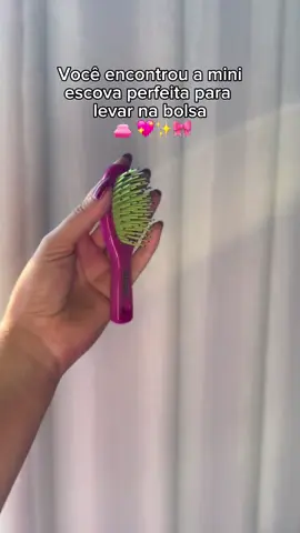 Compacta, prática e cheia de estilo! A mini escova de bolsa da Ricca vai com você pra todo lugar. Perfeita para retoques rápidos e cabelos sempre lindos! #Ricca #BelezaComEstilo #CuidadosPessoais #EscovaDeBolsa #HairCare #SempreComVocê #ElegânciaPrática #DetalhesQueEncantam