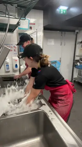 Je moet toch wat met dit lekkere weer ☀️ Kom jij ons team versterken? Solliciteer dan nu op www.werkenbijdominos.nl #dominos #shiftrunner_dominos #fy #fypシ゚viral #dominospizza #keverdijk #naarden #meidenteam#leuksteteam @❤️ @linde.hanseler 