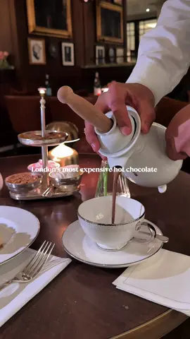 🍫 Londons most expensive hot chocolate, located at The Jumeirah Carlton Tower, Knightsbridge  #fyp #ff #hotchocolate #knightsbridge #halal #london #FoodTok  @Jumeirah Hotels & Resorts 