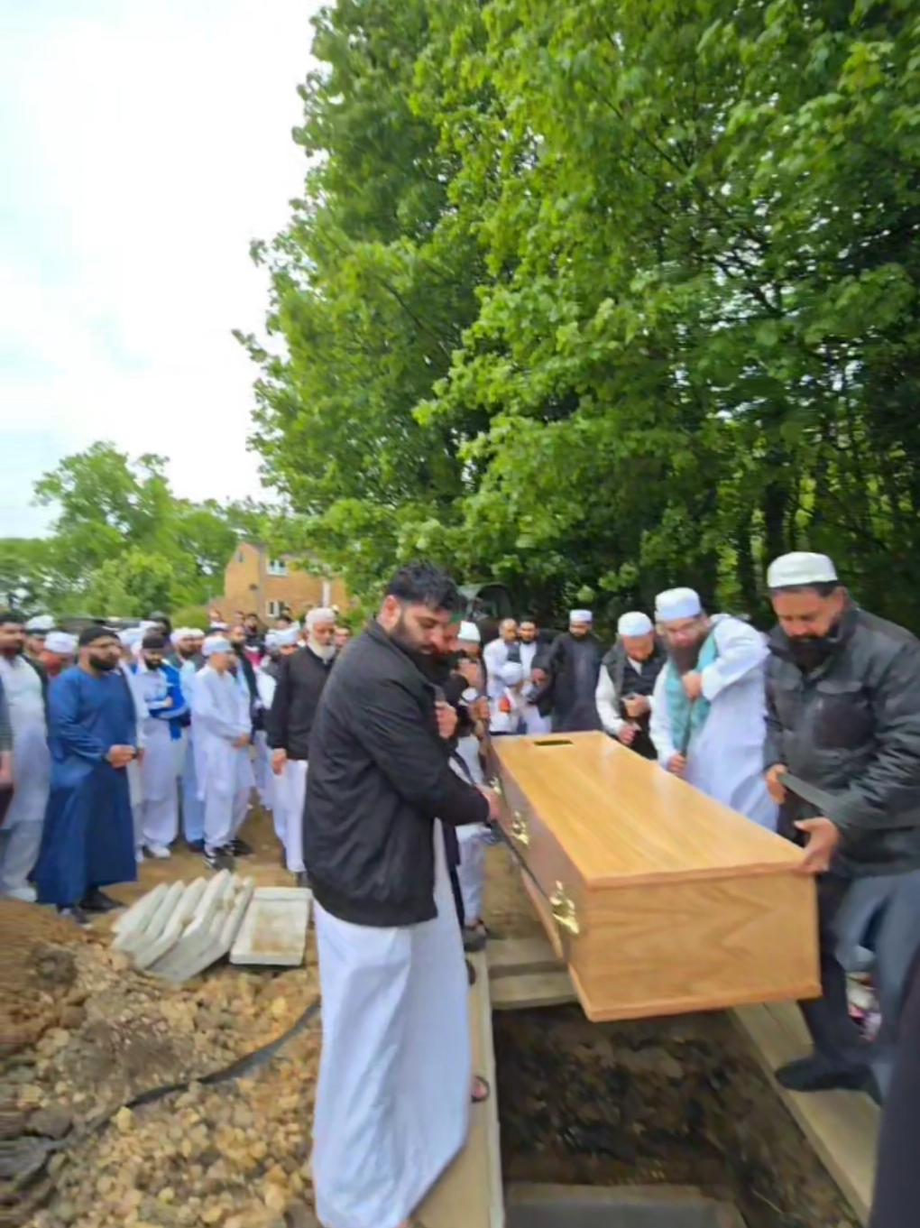 The Grave is a dark place. Do good deeds so your Grave becomes a garden of light and bliss for you.  #islamic_video #fyp #foryoupagе #deathnote #islamic #muslim #muslimtiktok #funeral #janaza #islamic #nasheed #bradford #burial #grave #graveyard #munkar #nakir #reminderislamic #reminder 